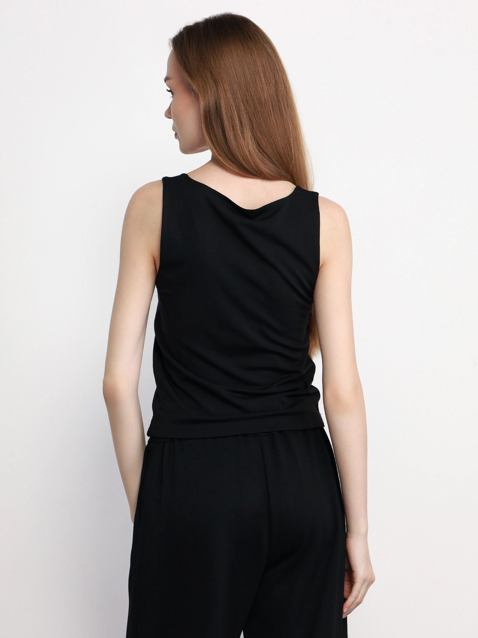 Майка черного цвета прямого кроя